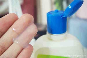 Cetaphil Gentle Skin Cleanser với dạng gel màu trắng đục